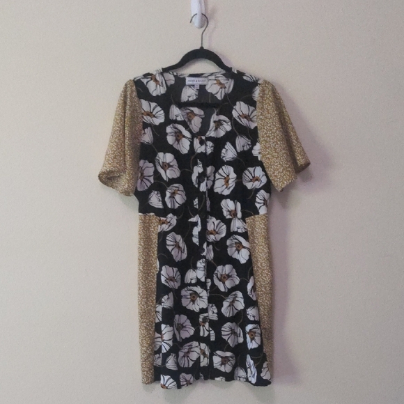 Piper & Scott Dresses & Skirts - Piper & Scott Black and White Floral Flutter Sleeve Mini Dress
